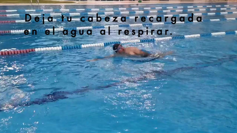 No levantar la cabeza al respirar